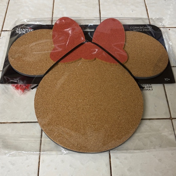 Disney Minnie Mouse Shaped Cork Board with pins. - Picture 5 of 5